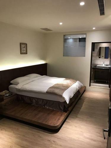 Happy Hotel