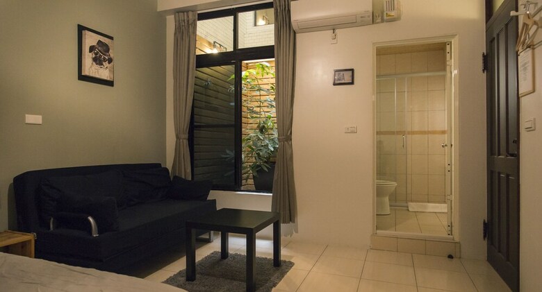 Hotel Iron St. House