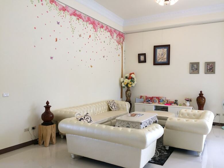 Bed & Breakfast Love Fun House