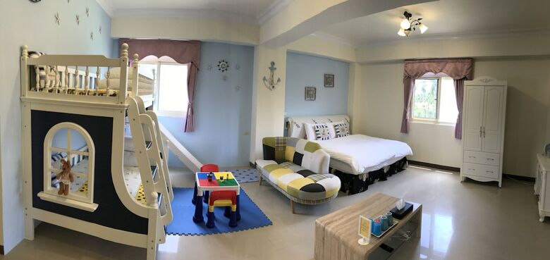 Bed & Breakfast Love Fun House