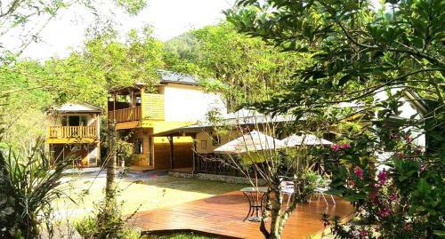 Lodge Chalets Located Sun Moon Lake