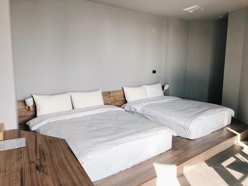 Bed & Breakfast Timeline Cafe Studio