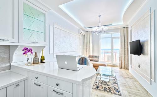 Golden Sea View Apartment