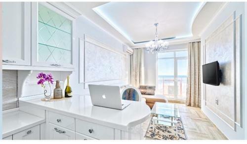 Golden Sea View Apartment