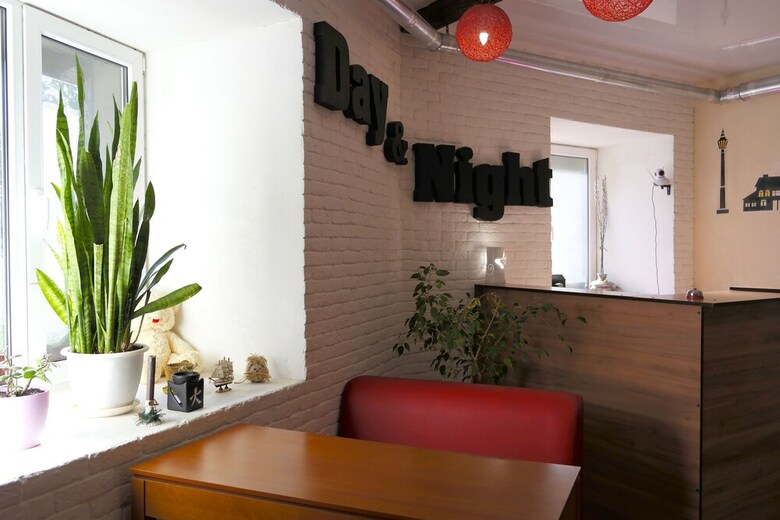 Albergue Day & Night