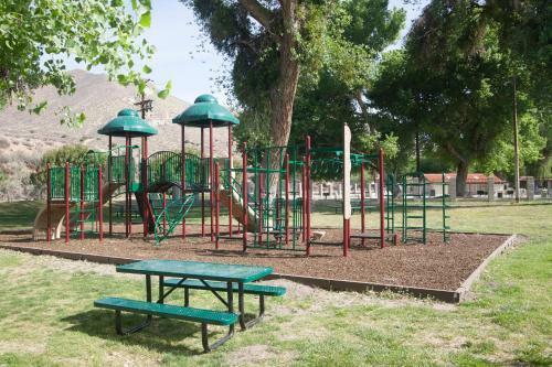 Soledad Canyon Wheelchair Accessible Cottage 16