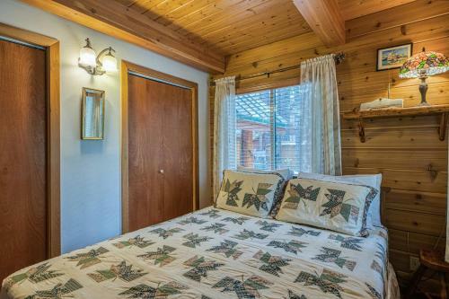 Charming Log Cabin At Al Tahoe