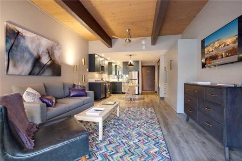 West Condominiums - W3204