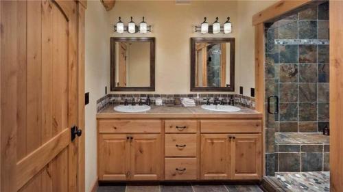 Panorama Lodge North: Luxury Log Home With Hot Tub, Elevator, Views (5br)