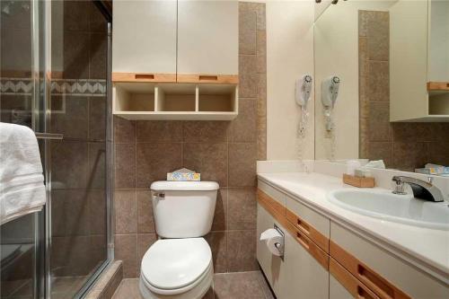 Comfortable Condo With Fun Mountain Accents! 4 Pools & 10 Hot Tubs