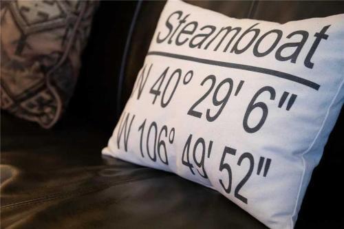 Comfortable Condo With Fun Mountain Accents! 4 Pools & 10 Hot Tubs