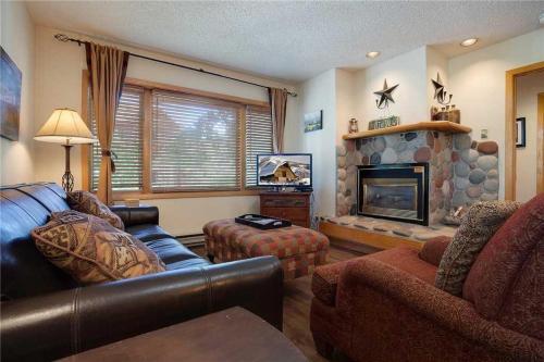 Comfortable Condo With Fun Mountain Accents! 4 Pools & 10 Hot Tubs