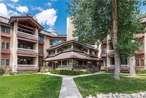1208 Trappeur's Lodge, Trappeur's Crossing