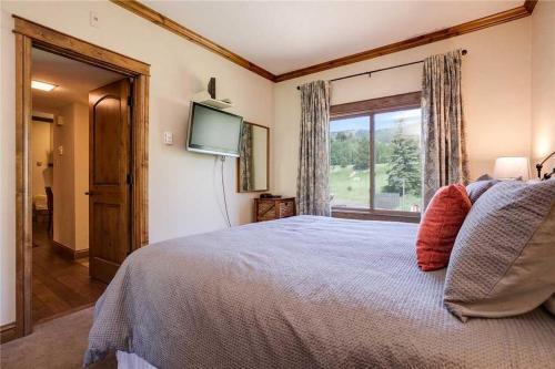 Rockies Condominiums - R2125