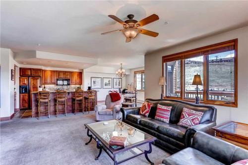 Christie Club 315