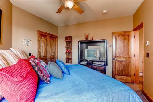 Christie Club 325