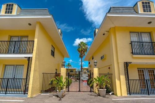 Royal Orleans 103, Studio, Heated Pool, Wifi, Sleeps 2