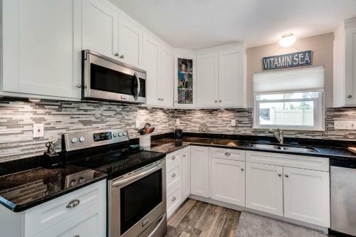 Madeira Beach H-210, 2 Bedrooms, Wifi, Pet Friendly, Sleeps 6