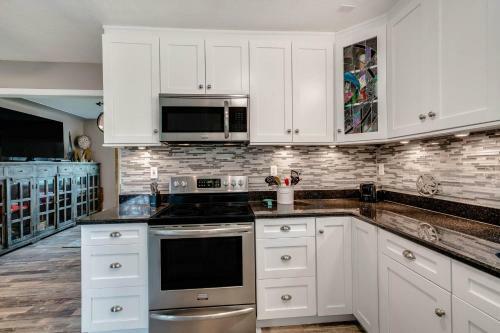 Madeira Beach H-210, 2 Bedrooms, Wifi, Pet Friendly, Sleeps 6