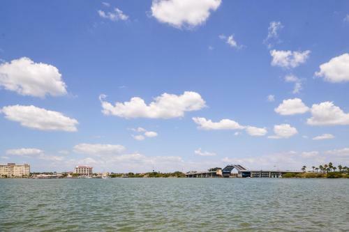 Madeira Beach H-210, 2 Bedrooms, Wifi, Pet Friendly, Sleeps 6