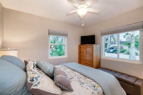 Madeira Beach H-210, 2 Bedrooms, Wifi, Pet Friendly, Sleeps 6