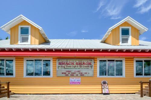 Madeira Beach H-210, 2 Bedrooms, Wifi, Pet Friendly, Sleeps 6