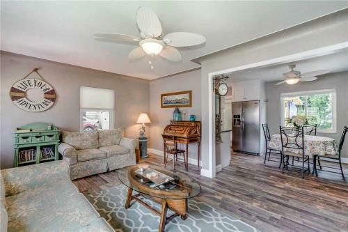 Madeira Beach H-210, 2 Bedrooms, Wifi, Pet Friendly, Sleeps 6