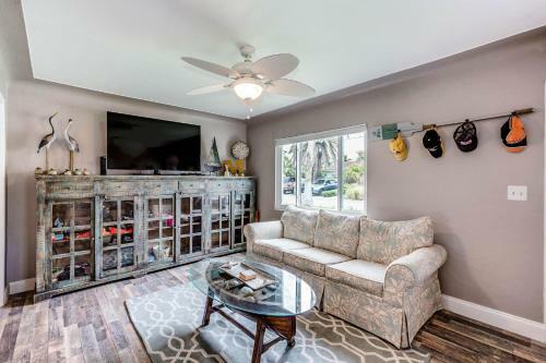 Madeira Beach H-210, 2 Bedrooms, Wifi, Pet Friendly, Sleeps 6