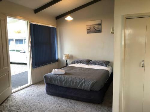 Jack & Di's Lakefront Motel