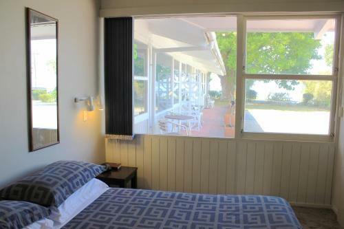 Jack & Di's Lakefront Motel