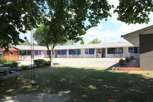 Jack & Di's Lakefront Motel
