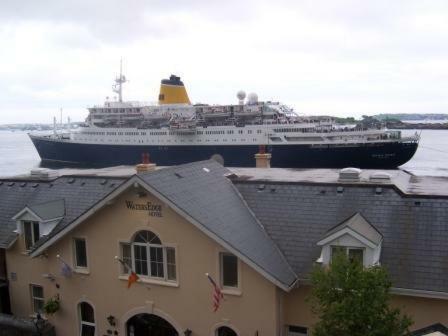Watersedge Hotel