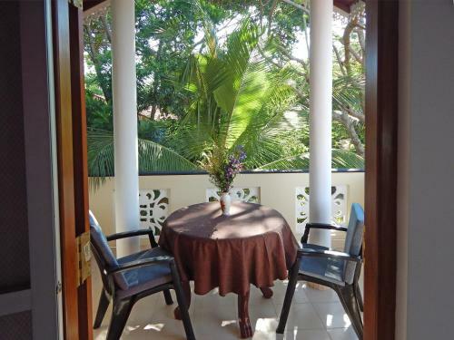Hostal Rico Shadow Guest House & Restaurant