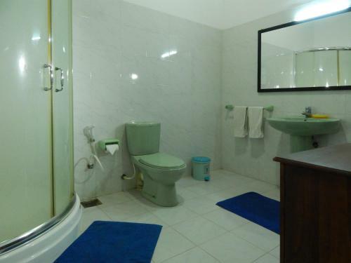 Hostal Rico Shadow Guest House & Restaurant