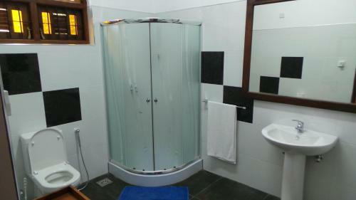 Hostal Rico Shadow Guest House & Restaurant