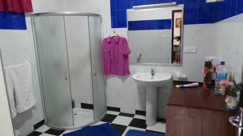 Hostal Rico Shadow Guest House & Restaurant