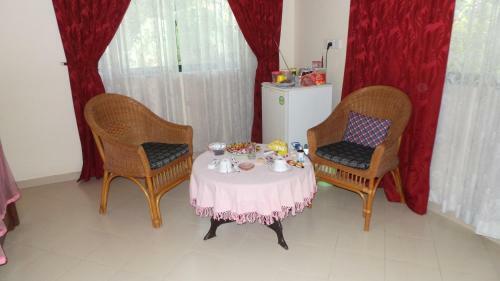 Hostal Rico Shadow Guest House & Restaurant
