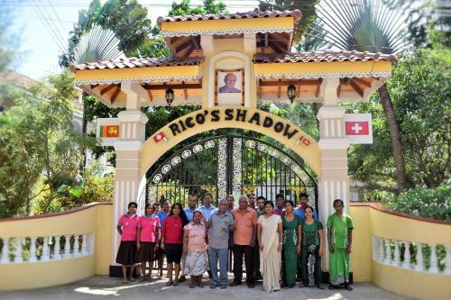 Hostal Rico Shadow Guest House & Restaurant