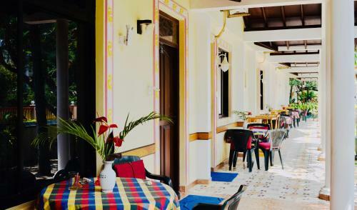Hostal Rico Shadow Guest House & Restaurant
