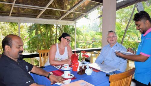 Hostal Rico Shadow Guest House & Restaurant