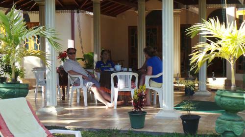 Hostal Rico Shadow Guest House & Restaurant