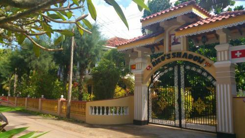 Hostal Rico Shadow Guest House & Restaurant