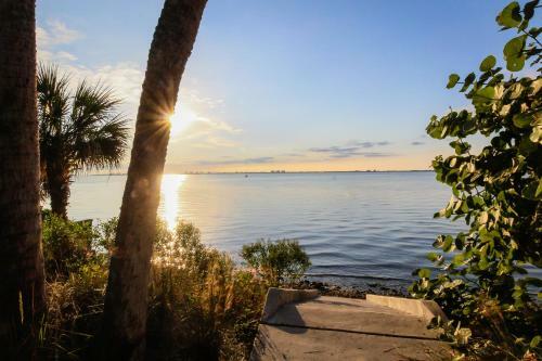 Sunsetter On Sapphire Shores