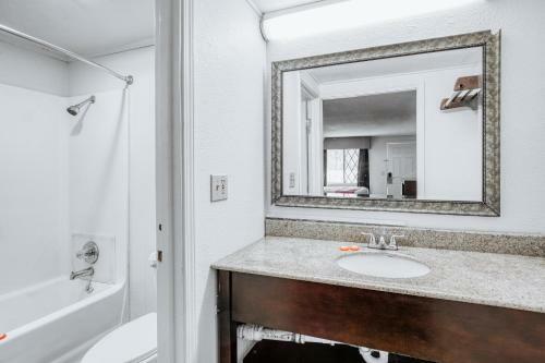 Oyo Hotel Macon Ga West - 4 Mi From Macon Va Clinic