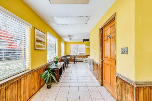 Oyo Hotel Macon Ga West - 4 Mi From Macon Va Clinic