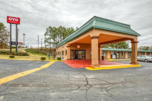 Oyo Hotel Macon Ga West - 4 Mi From Macon Va Clinic