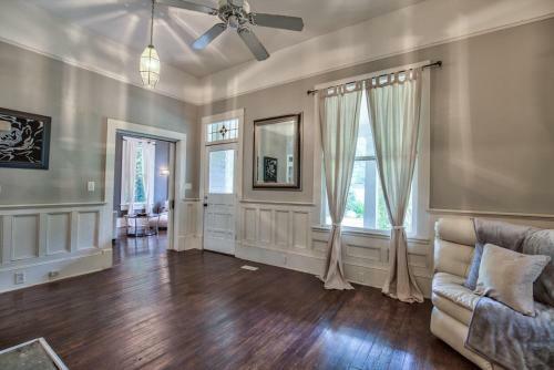 Classic/modern Downtown Home