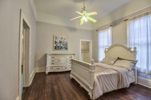 Classic/modern Downtown Home