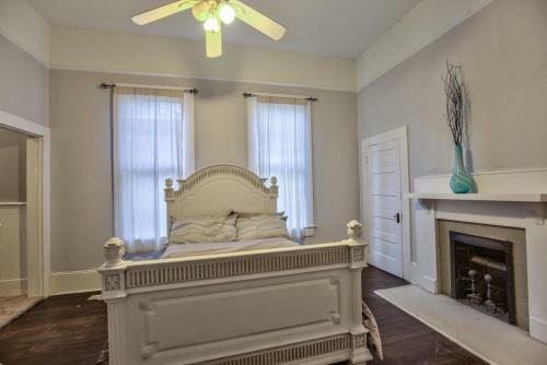 Classic/modern Downtown Home