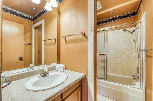 Elkhorn Studio Condo - The Clocktower